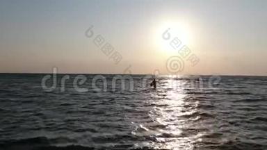 夕阳西下，倒影在水中，一个带<strong>风筝</strong>的人在散步
